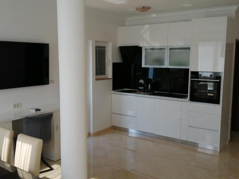 Deluxe Apartment with Sea View image 2