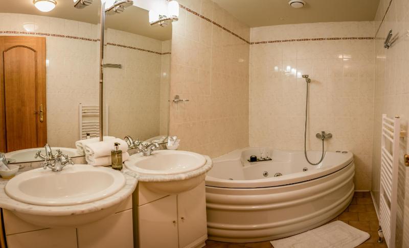 Suite with Spa Bath image 3
