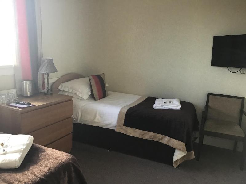 Twin Room with Shared Bathroom image 4