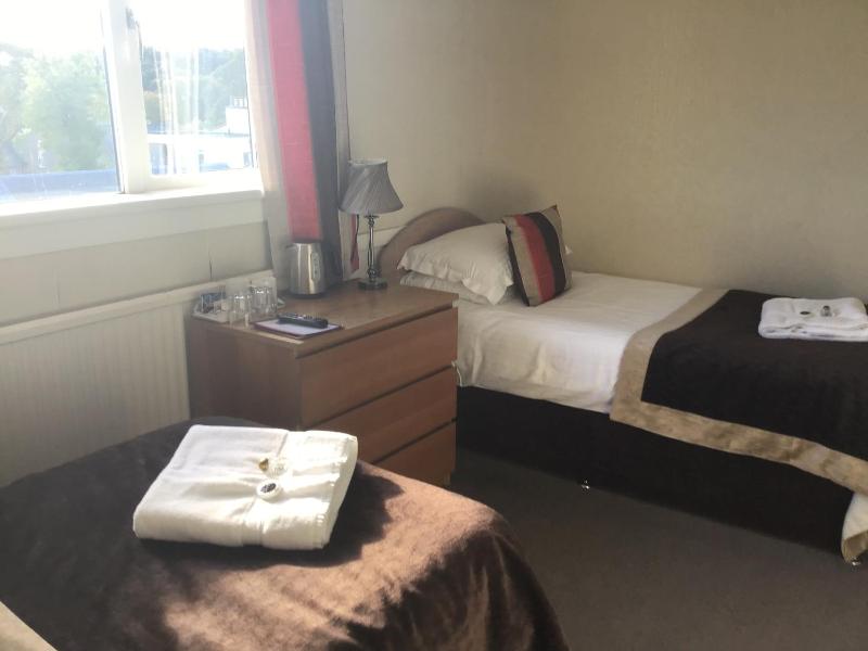 Twin Room with Shared Bathroom image 1