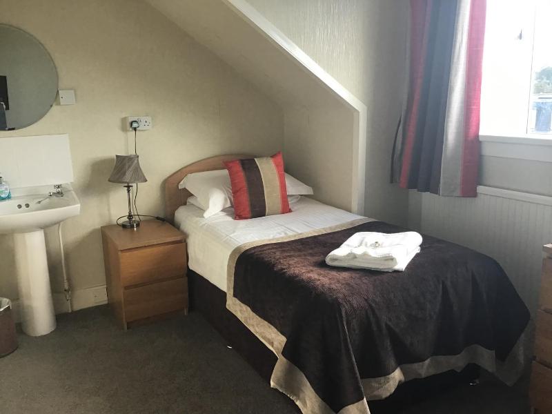 Twin Room with Shared Bathroom image 3