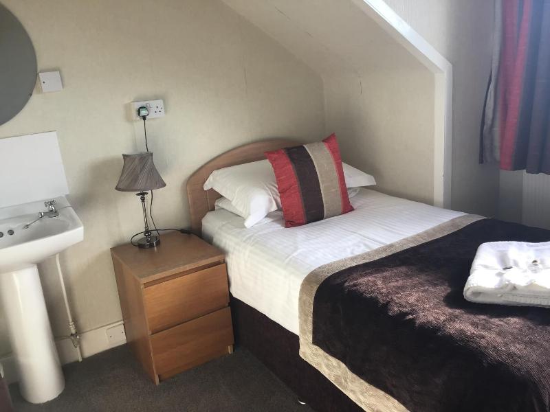 Twin Room with Shared Bathroom image 2