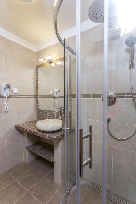 Deluxe Triple Room image 4