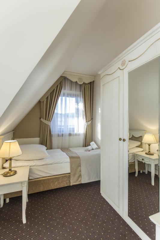 Deluxe Triple Room image 3