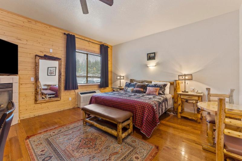 King Room with Fireplace image 3