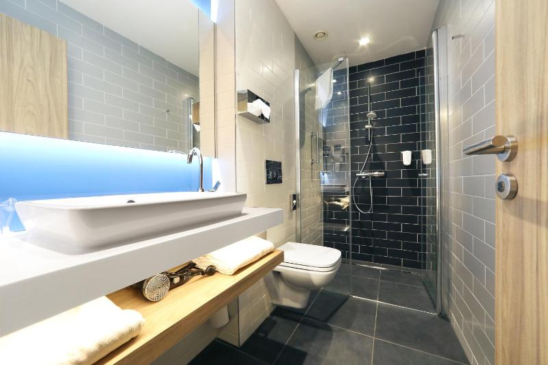 Standard Queen Room - Free Breakfast image 3