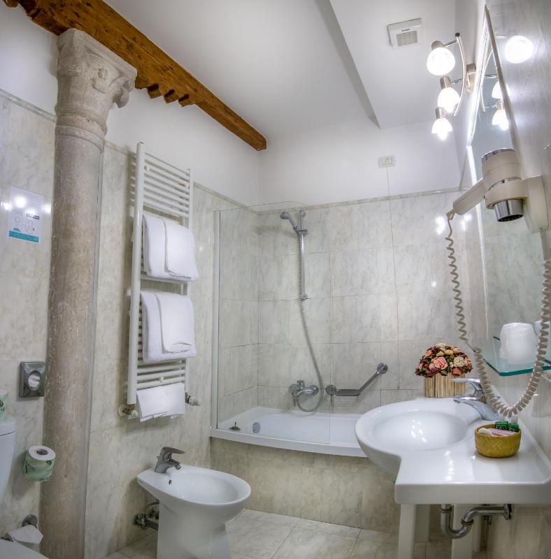 Classic Double Room image 4