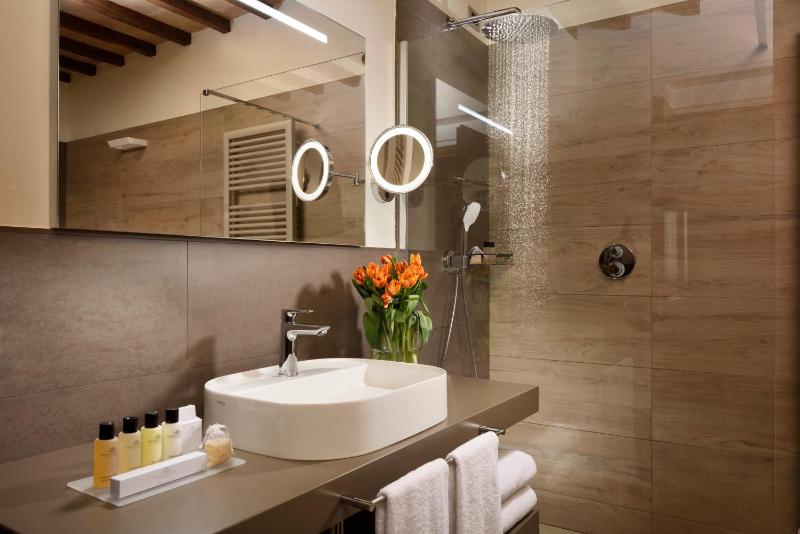 Suite with Balcony and Spa Access image 2