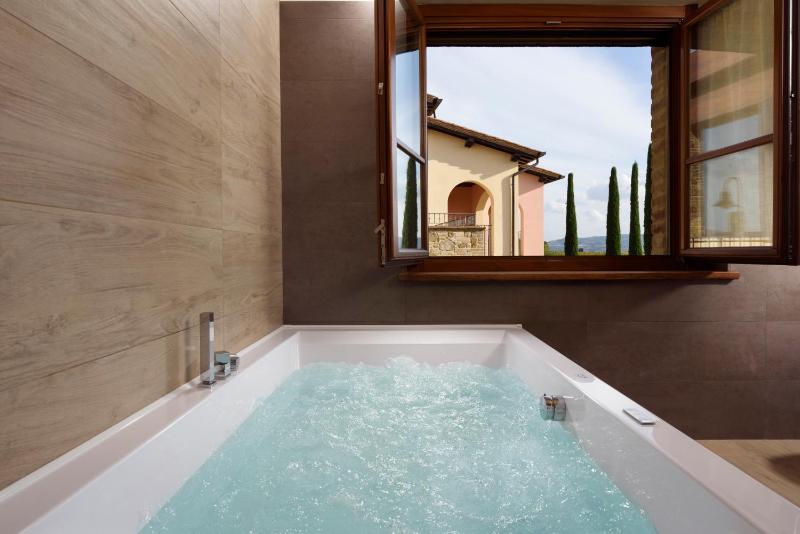 Suite with Balcony and Spa Access image 3