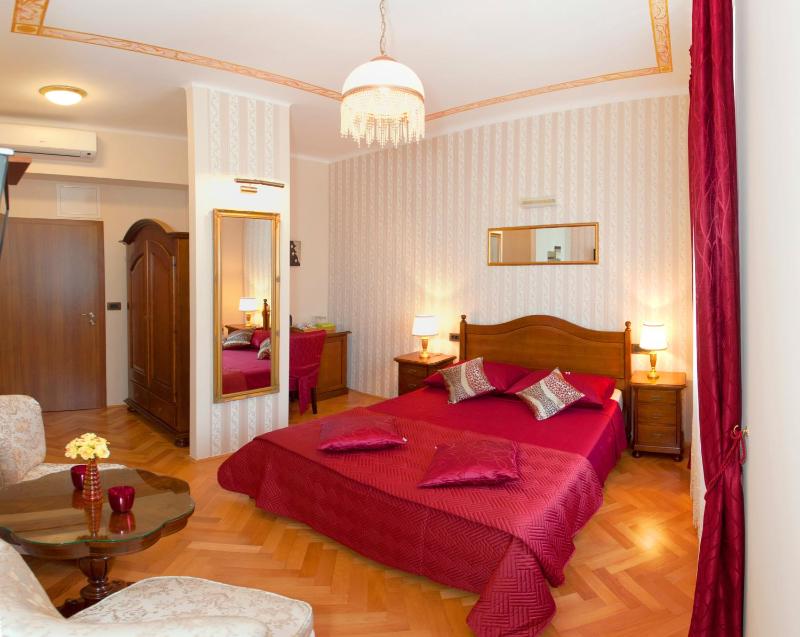 Deluxe Double Room image 2