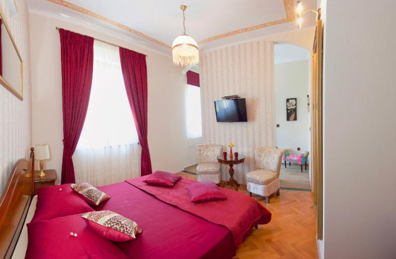 Deluxe Double Room image 3