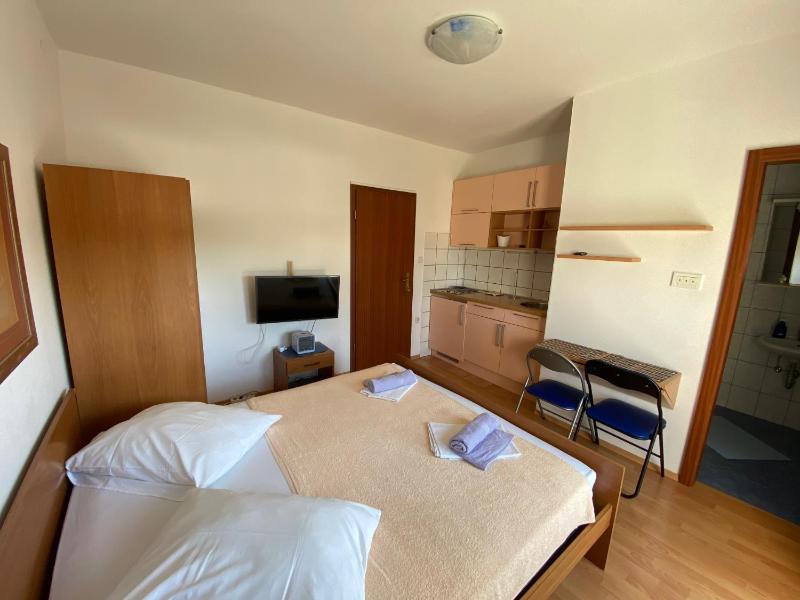 Studio with Balcony and Sea View image 3