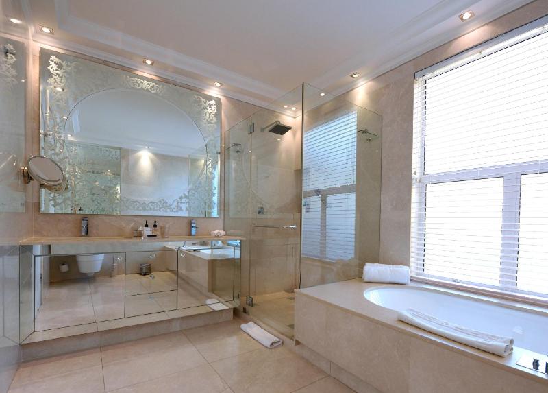 Clarendon Suite image 4