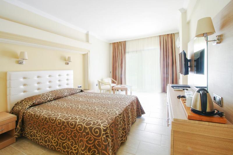 Standard Double or Twin Room with Land View image 4