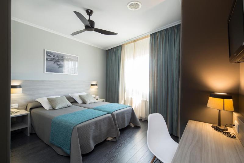 Superior Twin Room image 3