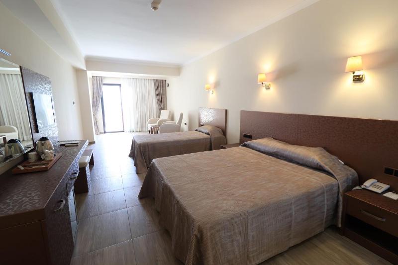 Deluxe Beach Front Room with Garden View image 4