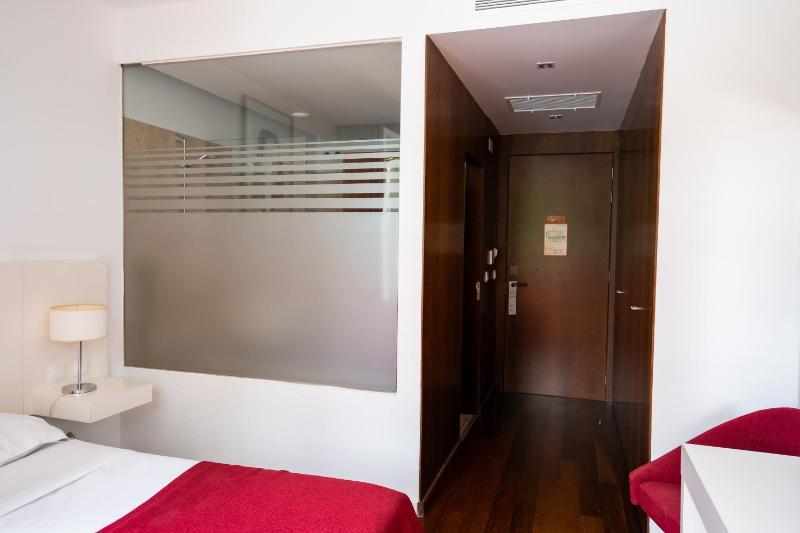 Standard Twin Room image 1