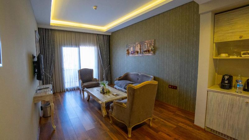 Suite with Direct Sea View image 2