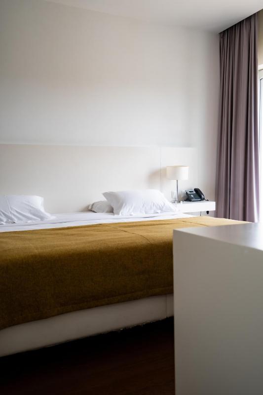 Deluxe Double Room with Balcony image 4