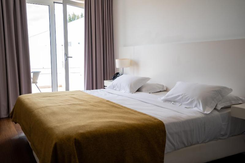 Deluxe Double Room with Balcony image 3