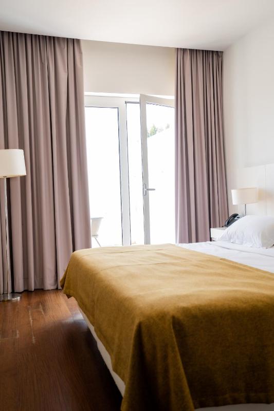 Deluxe Double Room with Balcony image 2