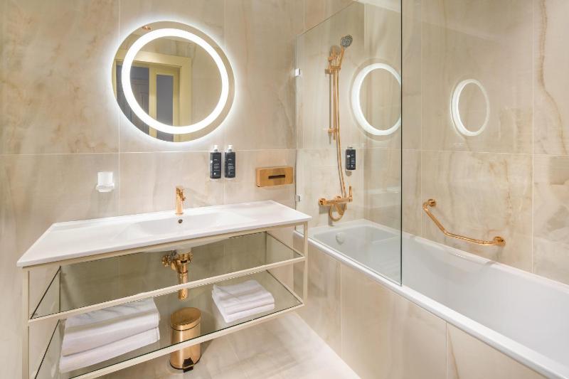 Superior Suite image 2