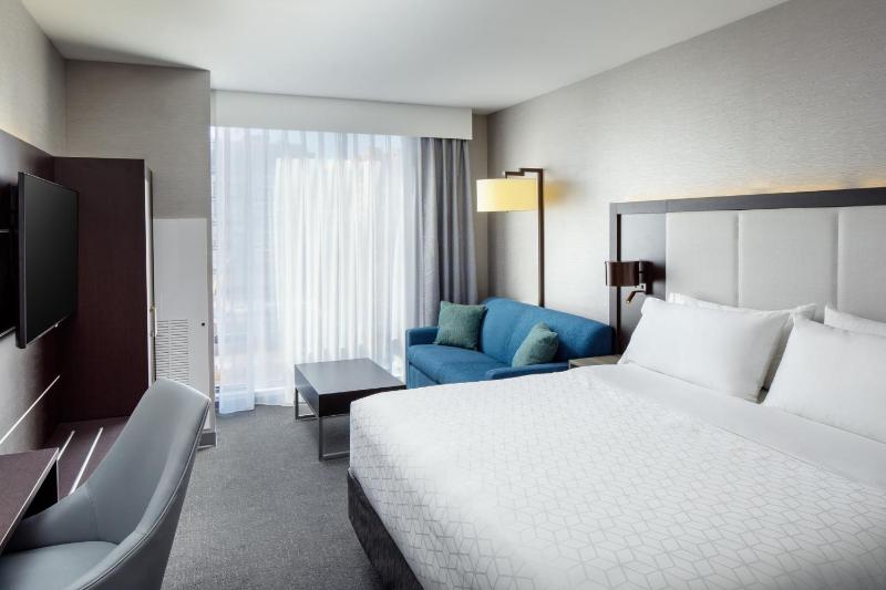 Standard King Room with Sofa Bed image 3