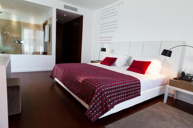 Junior Suite with Balcony image 4