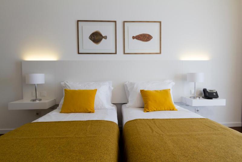 Deluxe Twin Room with Balcony image 3