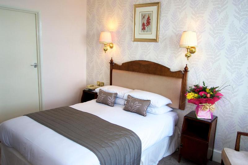 Standard Double Room image 4