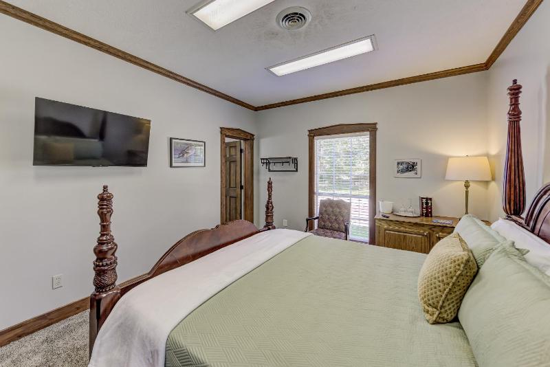Deluxe Double Room image 2