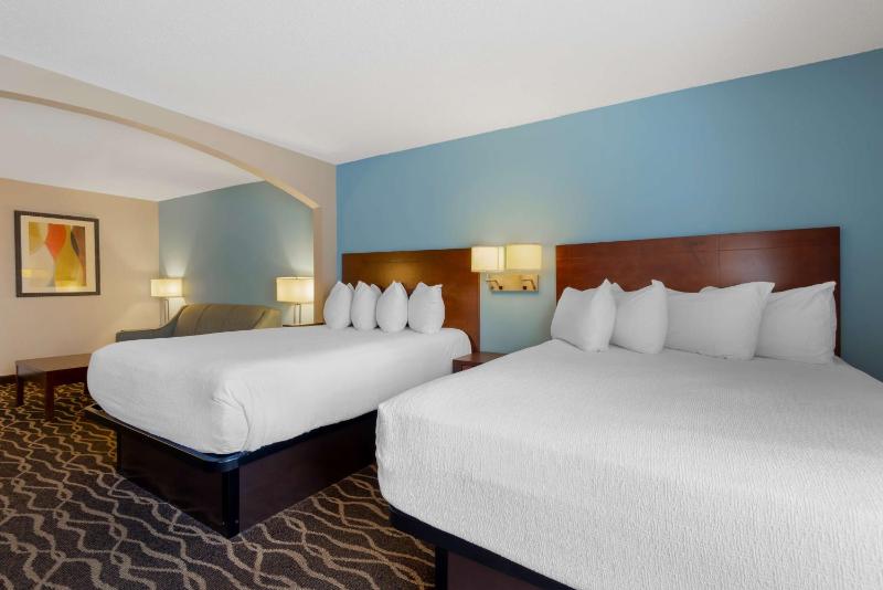 Deluxe Queen Suite with Two Queen Beds - Non-Smoking image 4