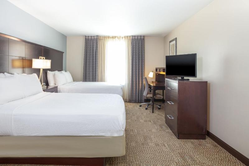 One-Bedroom Queen Suite with Two Queen Beds image 3