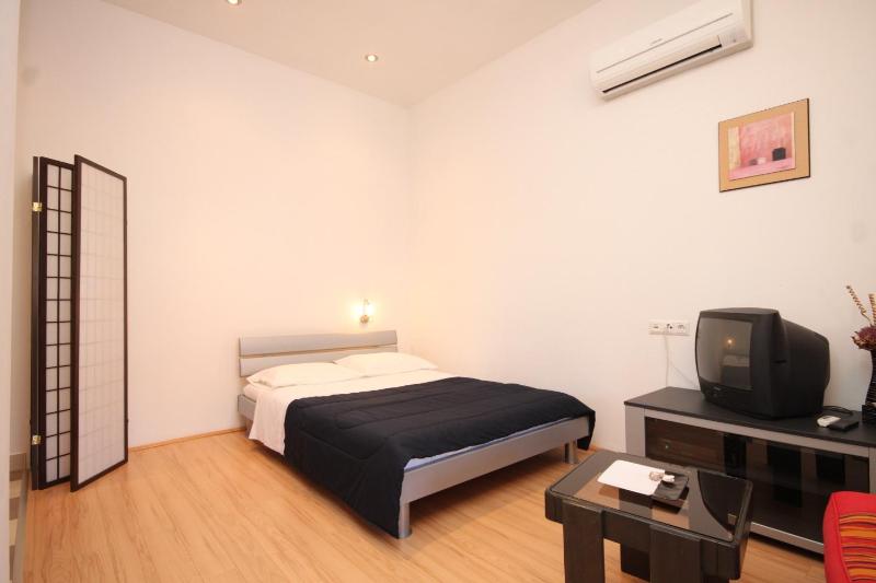 Studio with Balcony image 1