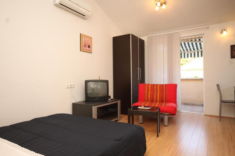 Studio with Balcony image 3