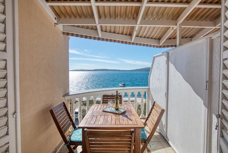 One-Bedroom Apartment with Terrace and Sea View image 4