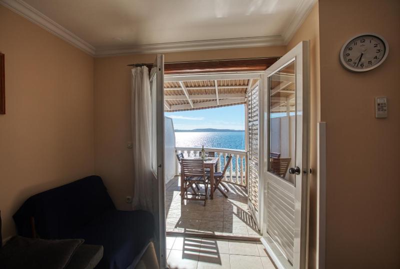 One-Bedroom Apartment with Terrace and Sea View image 4