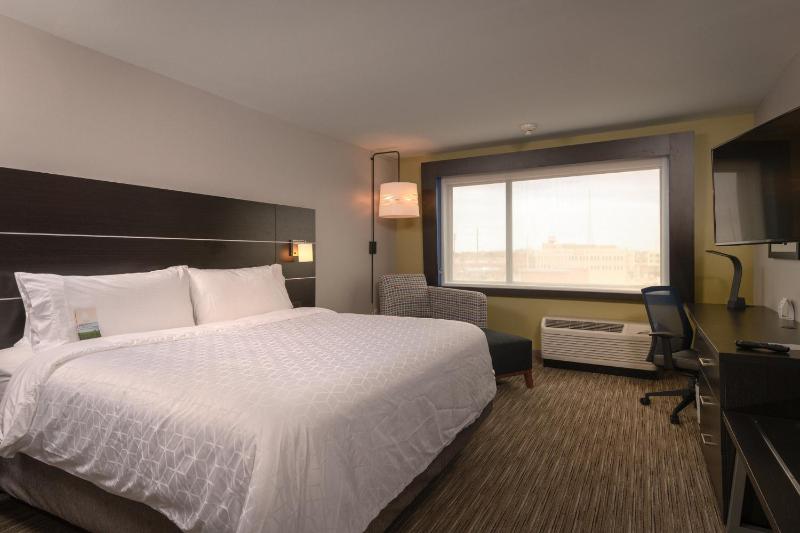 Standard King Room image 4
