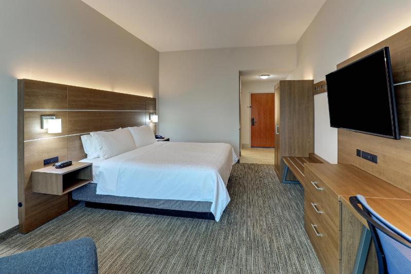 Standard King Room image 3