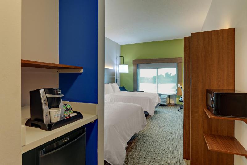 Standard Queen Room with Two Queen Beds - Communications Accessible image 2