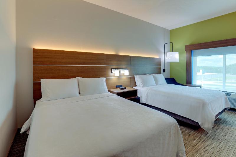 Standard Queen Room with Two Queen Beds - Communications Accessible image 4