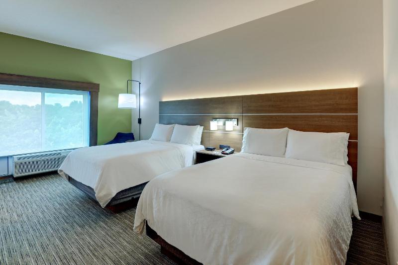 Standard Queen Room with Two Queen Beds image 2