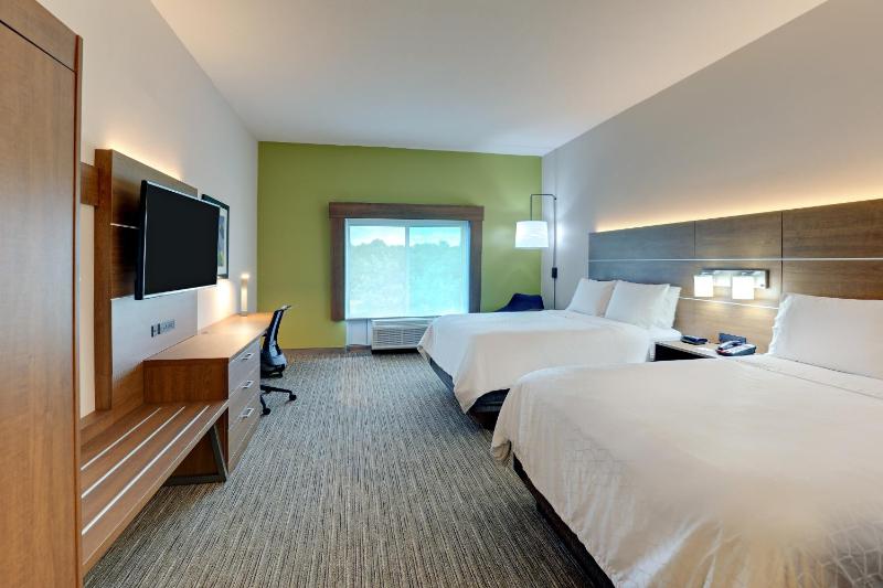 Standard Queen Room with Two Queen Beds image 3