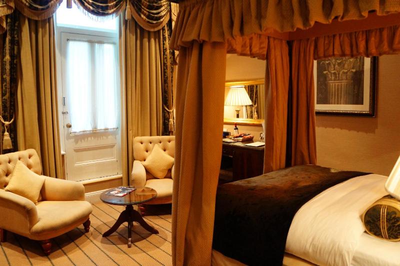 Deluxe Double or Twin Room image 2