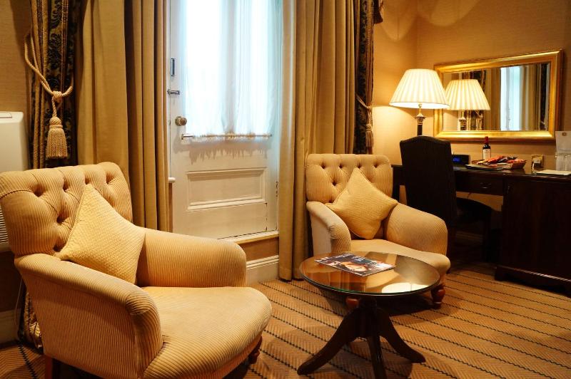 Deluxe Double or Twin Room image 4