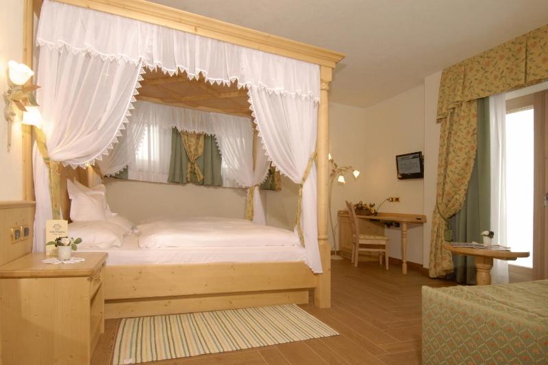 Deluxe Junior Suite with Terrace and Mountain View image 3