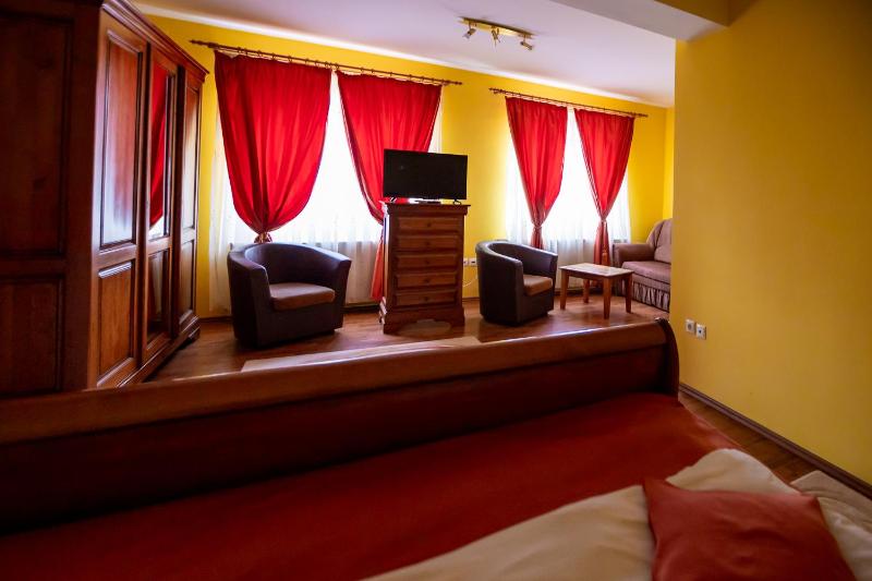 Double Room image 3