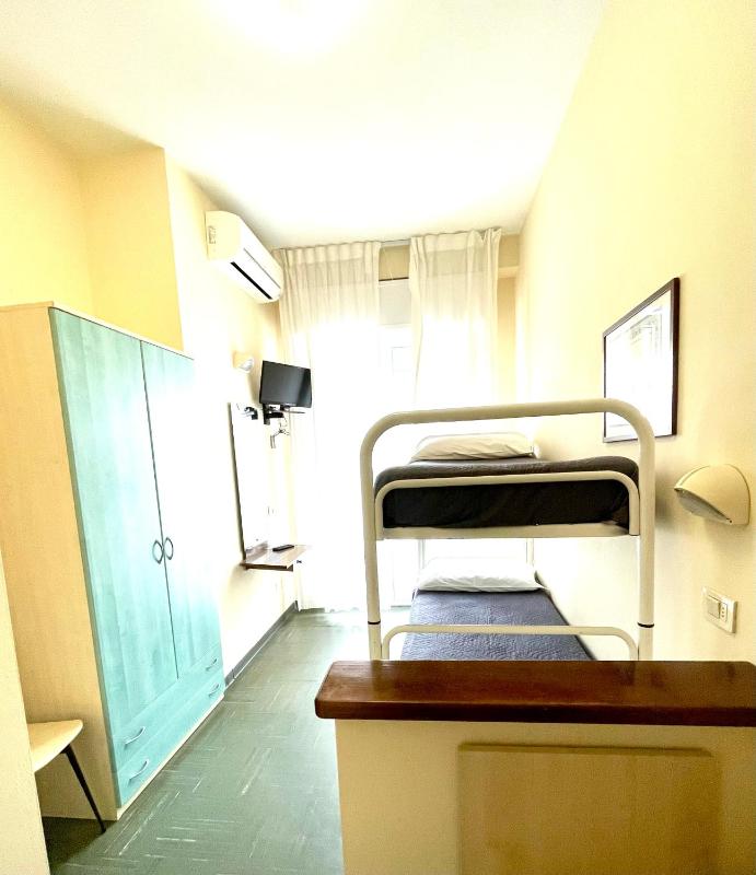 Economy Twin Room image 3