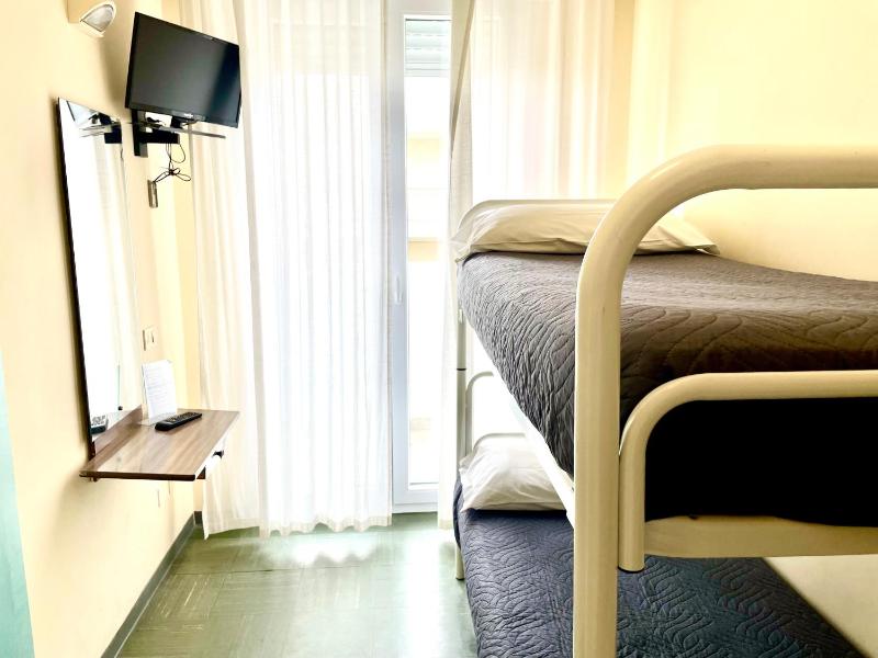 Economy Twin Room image 1