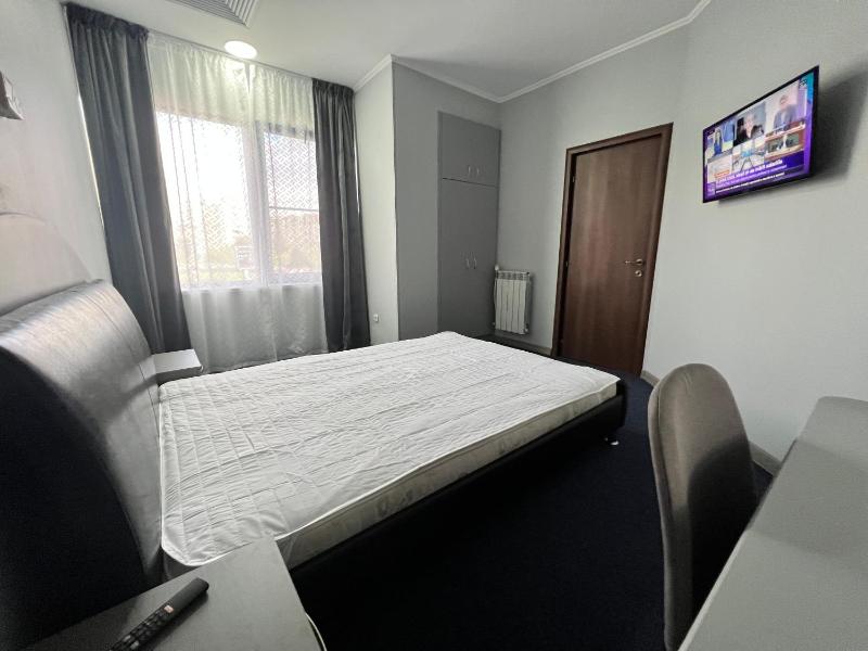 One-Bedroom Apartment image 4
